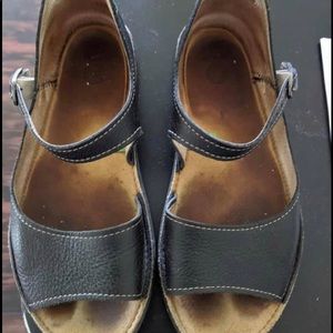 Softstar Solstice Sandals. Black.